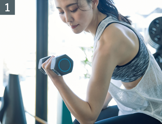 トレーニングをする女性の写真