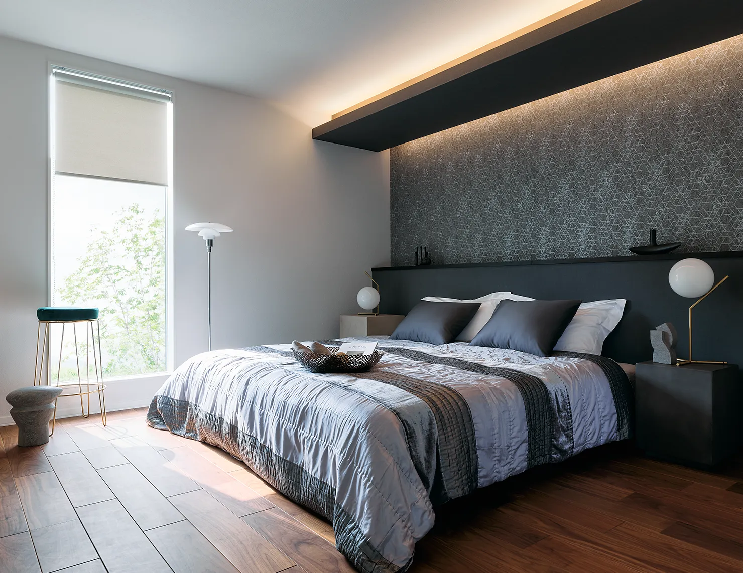 キングサイズのベッドがある寝室写真