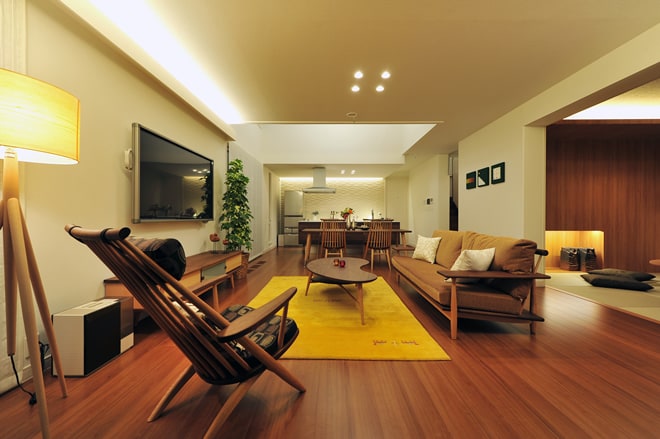 贅沢にあしらわれたシックな木目と、それにマッチングした家具が印象的な室内空間。ハイムならではの和室を合わせた大空間は、家族やお友達との楽しい暮らしを想像させてくれます。