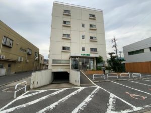 吉備会中谷外科病院　1,390ｍ（徒歩18分）<br>診療科目：外科・胃腸科・肛門科・内科・麻酔科・整形外科・リハビリテーション科<br>外来診療時間：午前9：00～12：00（月～土）<br>午後15：30～18：30（月～金）<br>休診日：土午後・日・祝・年末年始（12月30日午後～1月3日）