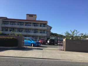 玉野市立宇野中学校　3,400ｍ（徒歩43分）<br>学校教育目標<br>１．夢や希望の実現に向けて、主体的に学び、行動できる生徒を育成する。<br>２．自他を尊重し、心豊かにたくましく生きる生徒を育成する。