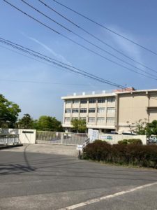 岡山市立芥子山小学校　650m（徒歩8分）<br>教育目標：夢をもち 心豊かに 共にたくましく生きる 子どもを育てる