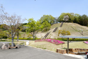 山陽ふれあい公園　 1,520〜1,570ｍ（徒歩19〜20分）<br>赤磐市が運営しており、スポーツ施設だけでなく、冒険の森・ちびっ子広場・ジョギングコースなど子どもと体が動かせる公園です。※利用に事前申請の必要な施設があります。（要確認）<br>開館時間：9：00～21：00（火～土）<br>9：00～17：00（日・祝）<br>休館日：月・祝日の翌日・年末年始（12月28日～1月4日）・施設整備を行う日