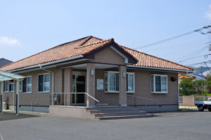 高宮歯科医院 　180〜230ｍ（徒歩3分）<br>診療時間：午前9：00～12：00（月・火・水・金・土）<br>午後14：00～19：00（月・火・水・金）<br>14:00～17：00（土）<br>休診日：木・日・祝<br>※予約制　臨時休診あり