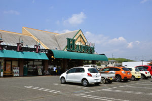 天満屋ハピーズ山陽店 　400〜450ｍ（徒歩5〜6分）<br>営業時間：9：00～20：00<br>※一部営業時間が変更になる場合があるそうです。
