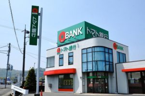 トマト銀行赤磐支店　970〜1,020ｍ（徒歩12分）<br>営業時間：店舗9：00～15：00（平日）<br>ＡＴＭ8：00～21：00（平日・土・日・祝）