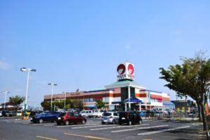 マルナカ山陽店　1,130〜1,180ｍ（徒歩15分）<br>営業時間：9：00～22：00<br>2階10：00～21：00<br>薬販売10：00～20：00