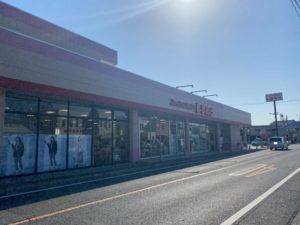 ファッションセンターしまむら松新店　1,690ｍ（徒歩22分）<br>営業時間：10：00～19：00