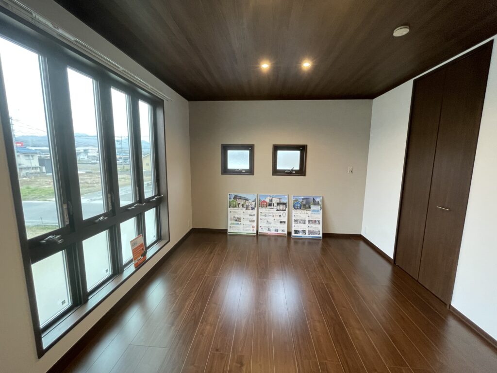 主寝室は落ち着きのある色合いとしました。