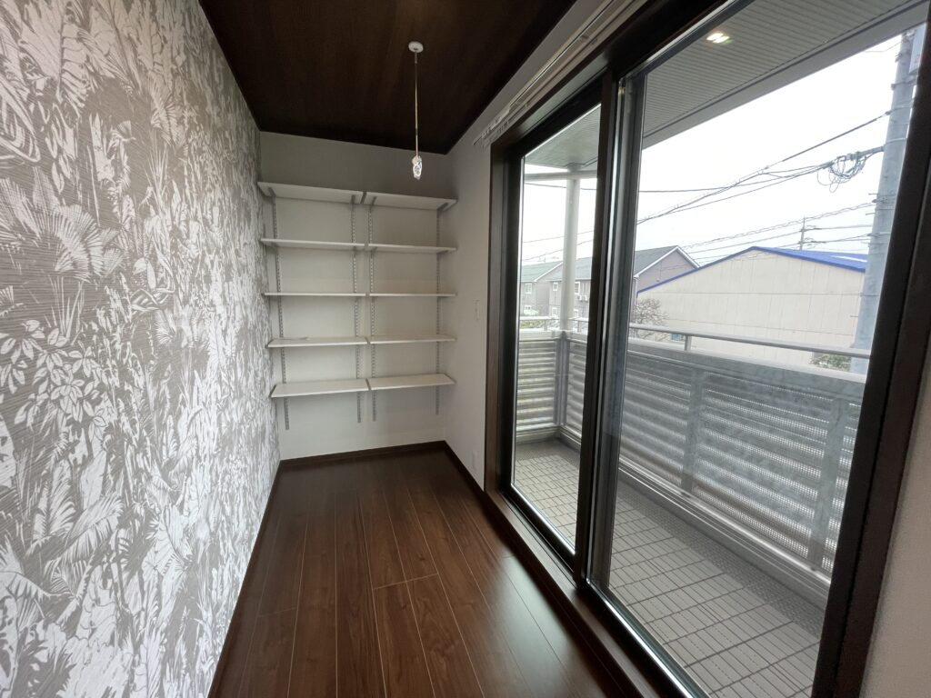 主寝室からは物干しに便利なサンルームへと繋がります。