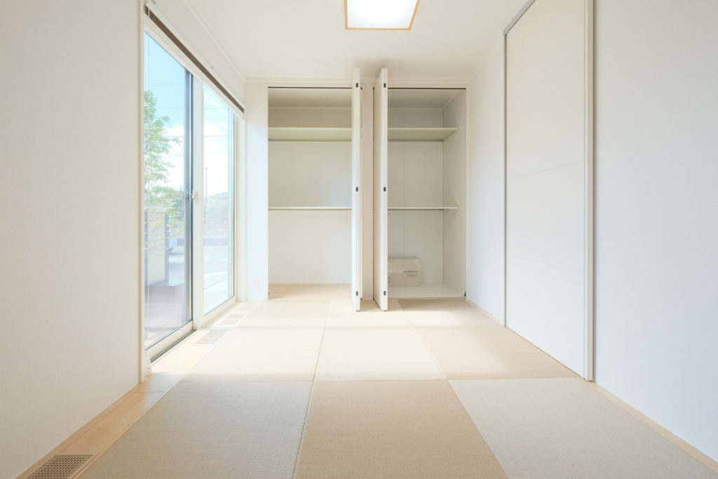 明るい和室にはしっかり収納を用意。片付け上手になれます。