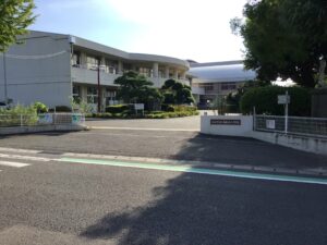 新居浜市立新居浜小学校　800ｍ～810ｍ　徒歩10～11分