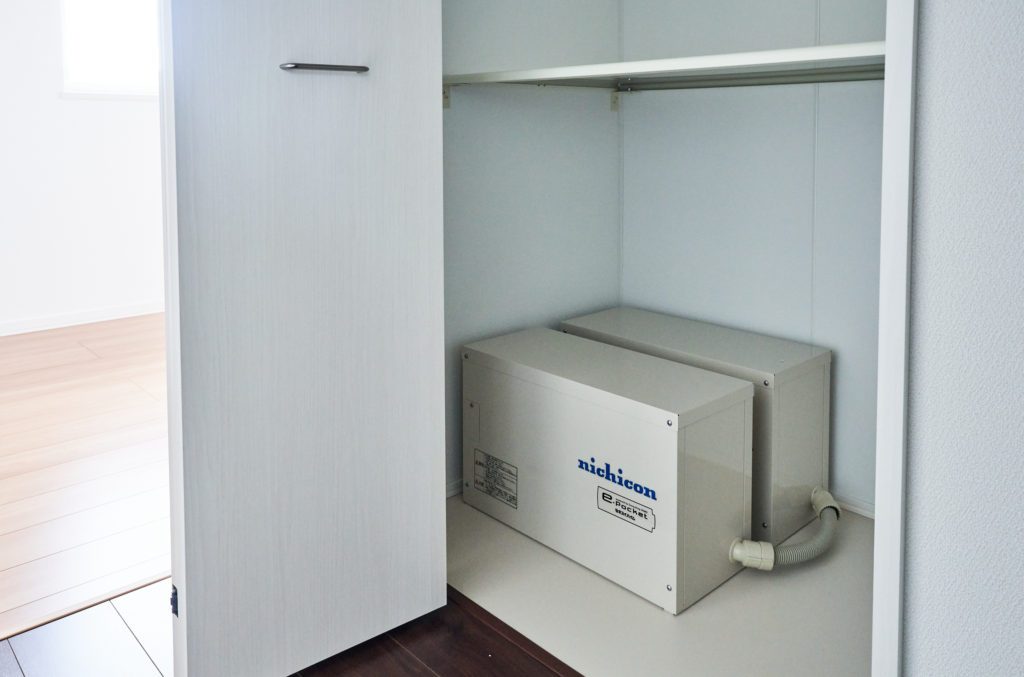 蓄電池は2階収納内ですので、従来の様に外環境に影響しません。