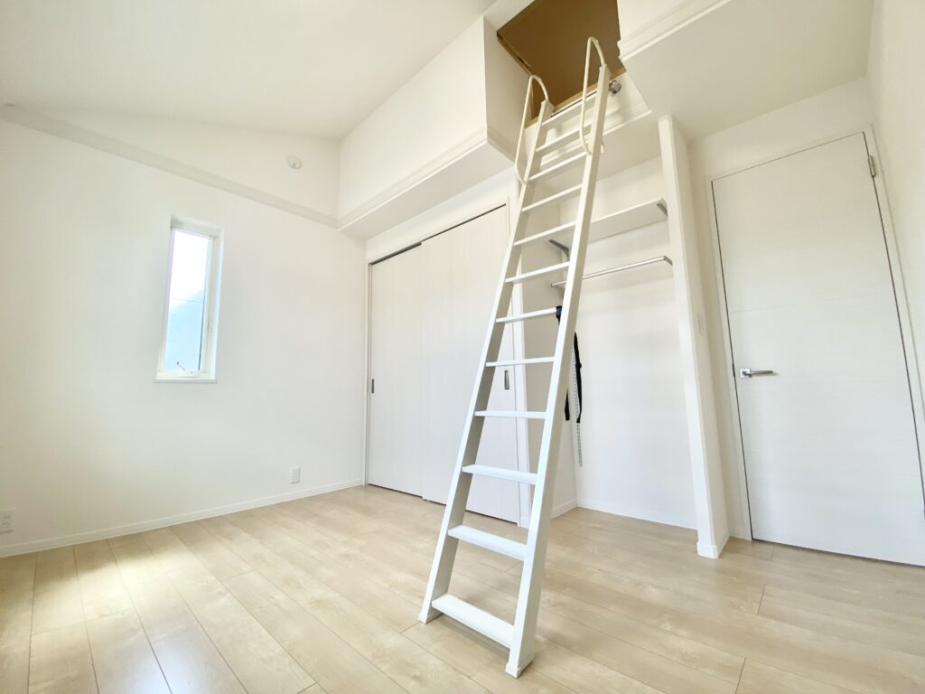 屋根裏を有効活用したロフトへの階段です。