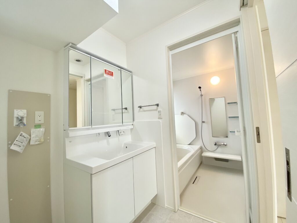 白基調で清潔感溢れる洗面室にお手入れし易い洗面台です。