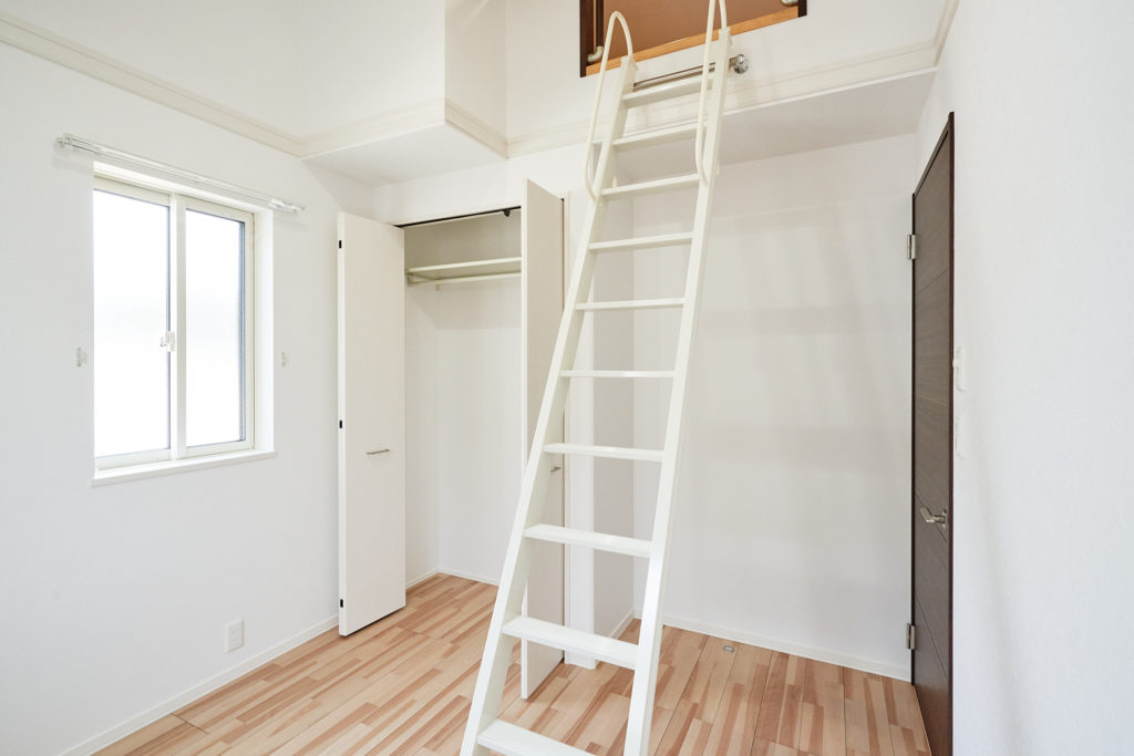 屋根裏を有効活用したロフトへの階段です。