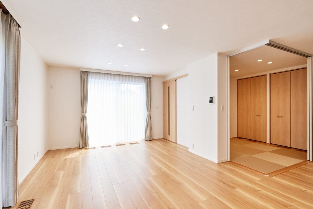 LDKにしっかりと光が差し込み明るい空間となっております。