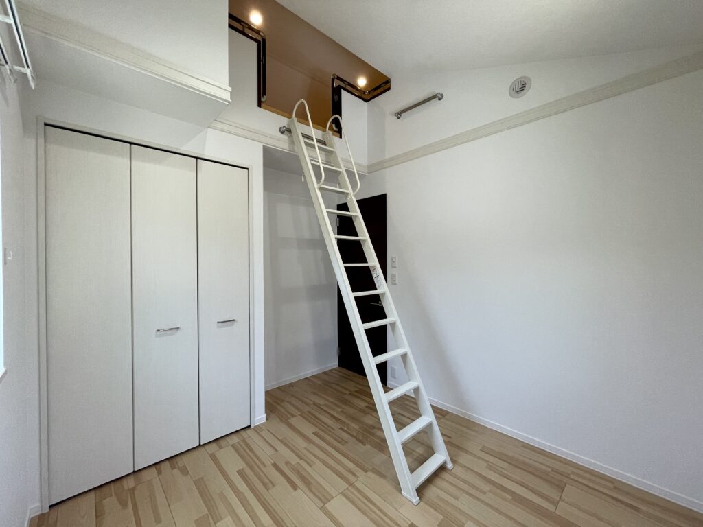 屋根裏を有効活用したロフトへの階段です。