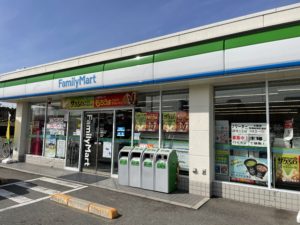 コンビニ　ファミリーマート　西条町田口店　680ｍ（徒歩9分）営業時間：24時間　駐車場：あり