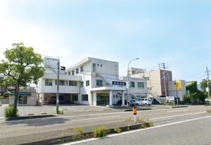 長府病院（約1,170ｍ・徒歩15分）【診療時間／月火水木金 9:00～12:30 14:30～17:30  土9:00～13:00　休診日/日・祝祭日】
