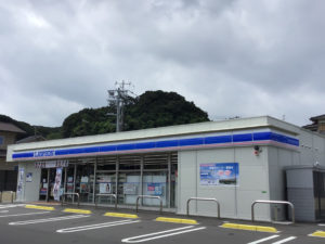 ローソン下関長府侍町店（約1,000ｍ・ 徒歩13分）【広々とした駐車場で24時間いつでも買い物できます。】