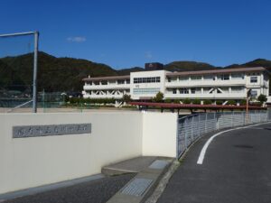 菊川中学校 （約700ｍ・徒歩約9分）【教育目標「心豊かで、たくましく、夢の実現に向けて努力を続ける菊中っ子の育成」】