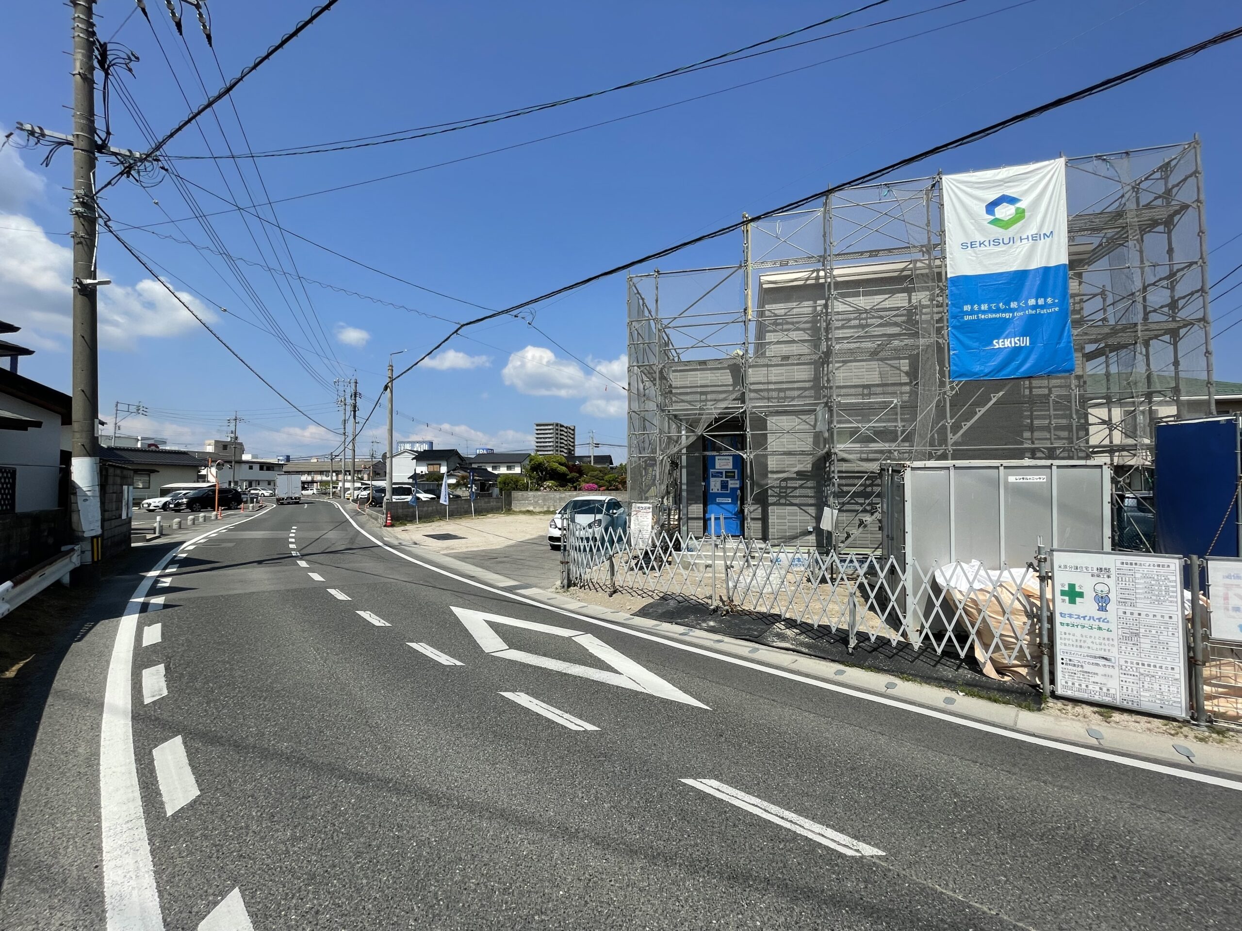 前面道路（南向き）モデルハウス建築中