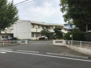 新居浜小学校　850ｍ～900ｍ　徒歩11分～12分