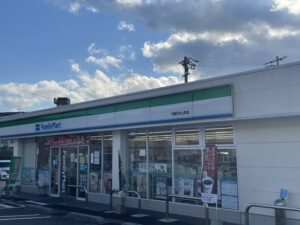 ファミリーマート王司上町店（約440ｍ・徒歩約6分）／24時間営業 店休日：原則無し
