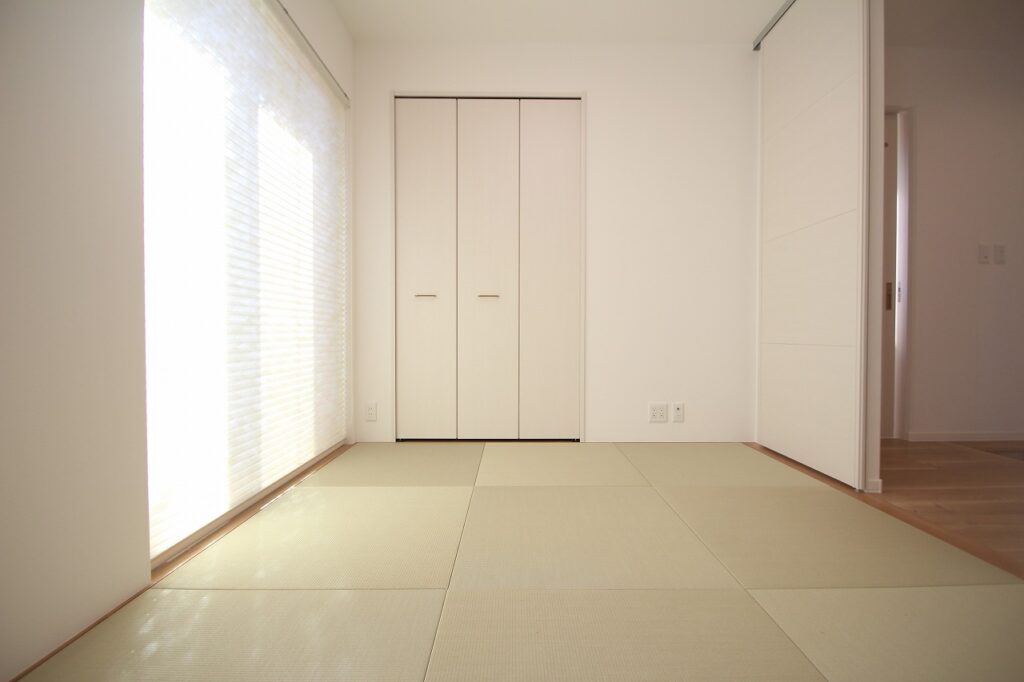 和室は玄関からもリビングからも入ることができます。