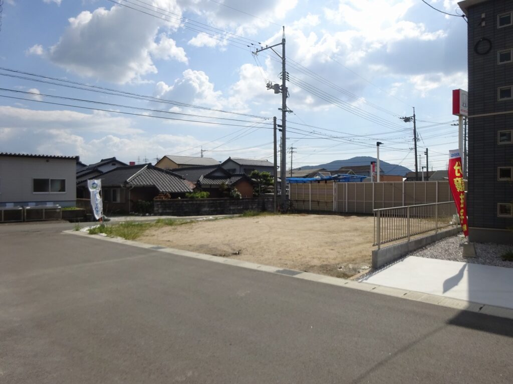 前面道路も広々としています。