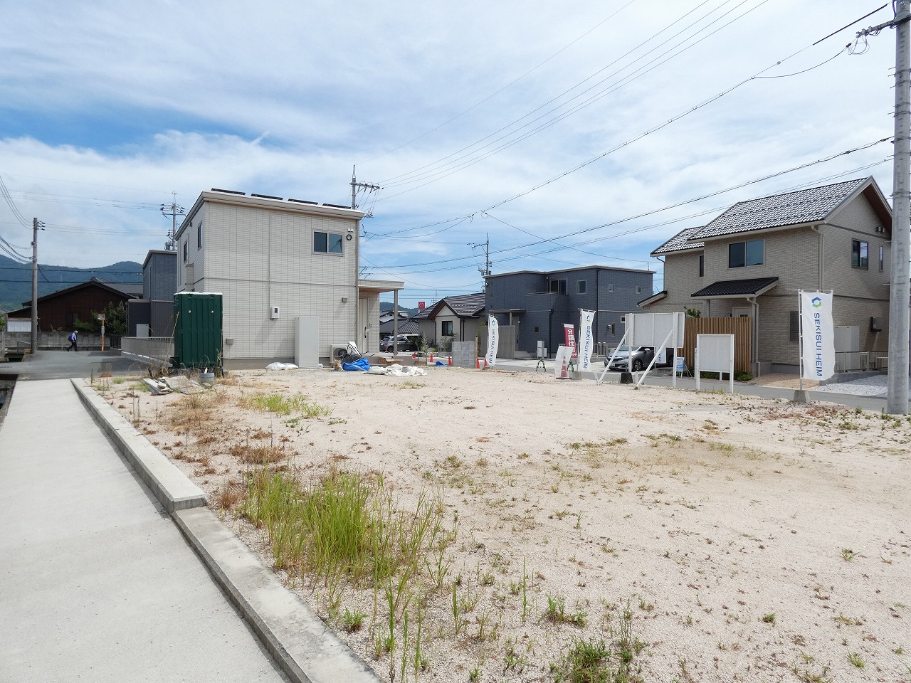 前面道路も広々としています。