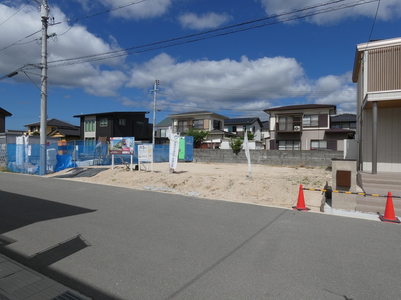 前面道路も広々としています。