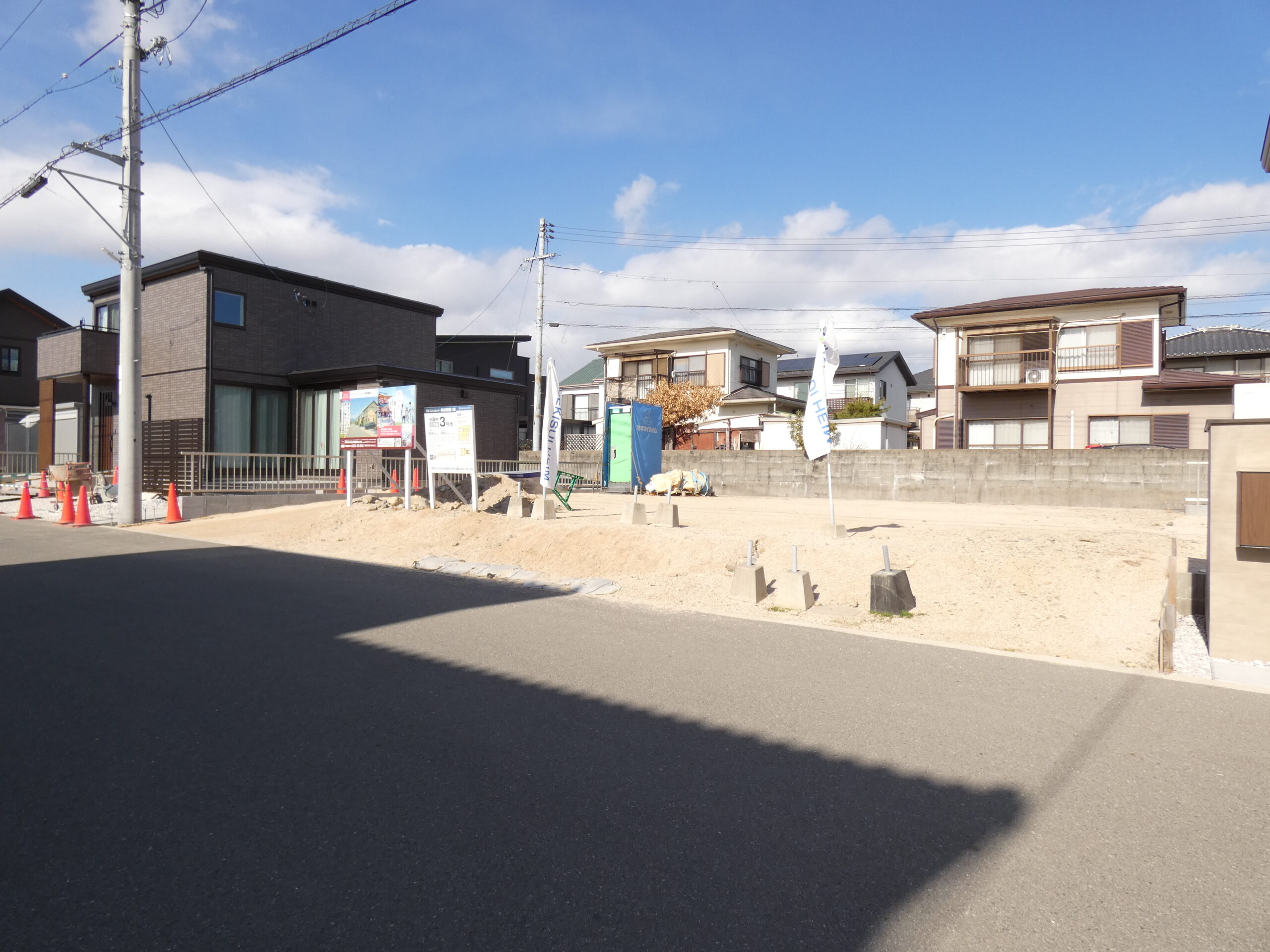 前面道路も広々としています。