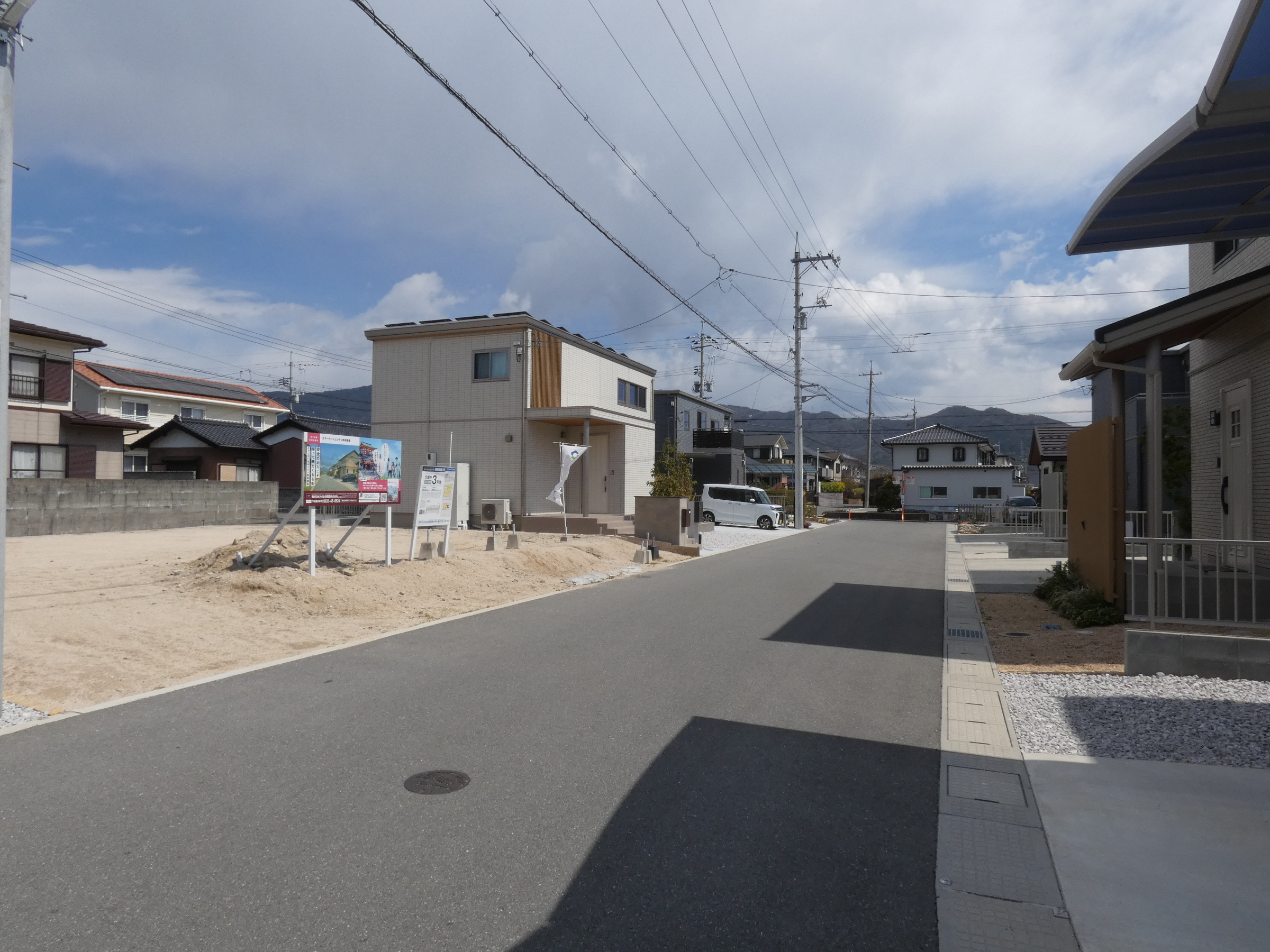 前面道路も広々としています。