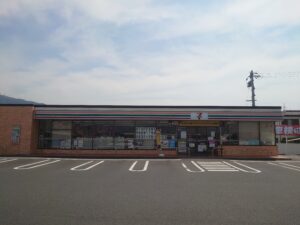 セブンイレブン防府岸津1丁目店（約550ｍ～620ｍ・徒歩約7分～8分）／営業時間：6:00～25:00 店休日：原則無し