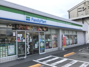 ファミリーマート伊予下吾川店　230ｍ～290m　徒歩３分～4分　営業時間24時間営業　※最新の営業時間、年末年始、臨時休業日等々は店舗へお問合せください