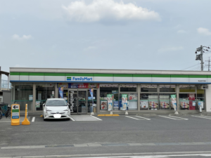 ファミリーマート国府市場店　240ｍ（徒歩3分）