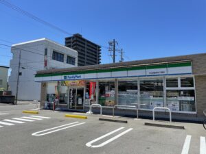 ファミリーマート別宮町四丁目店　820m　徒歩11分　営業時間24時間営業　※最新の営業時間、年末年始、臨時休業日等々は店舗へお問合せください