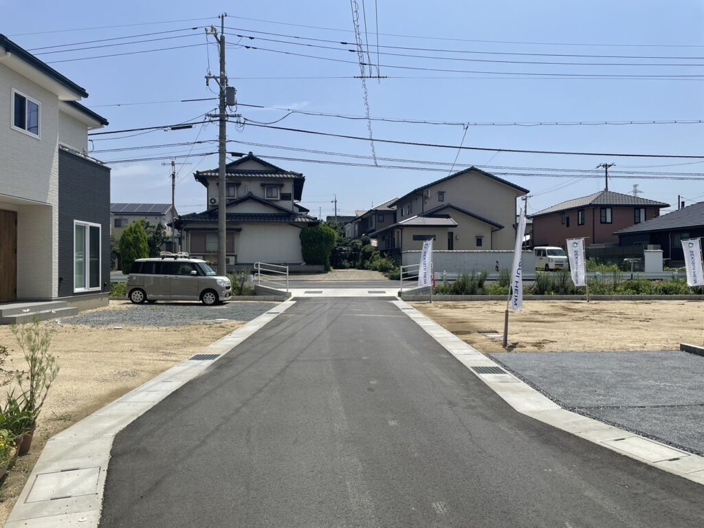 前面道路が広く、ゆとりのある分譲地です♪