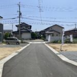 前面道路が広く、ゆとりのある分譲地です♪