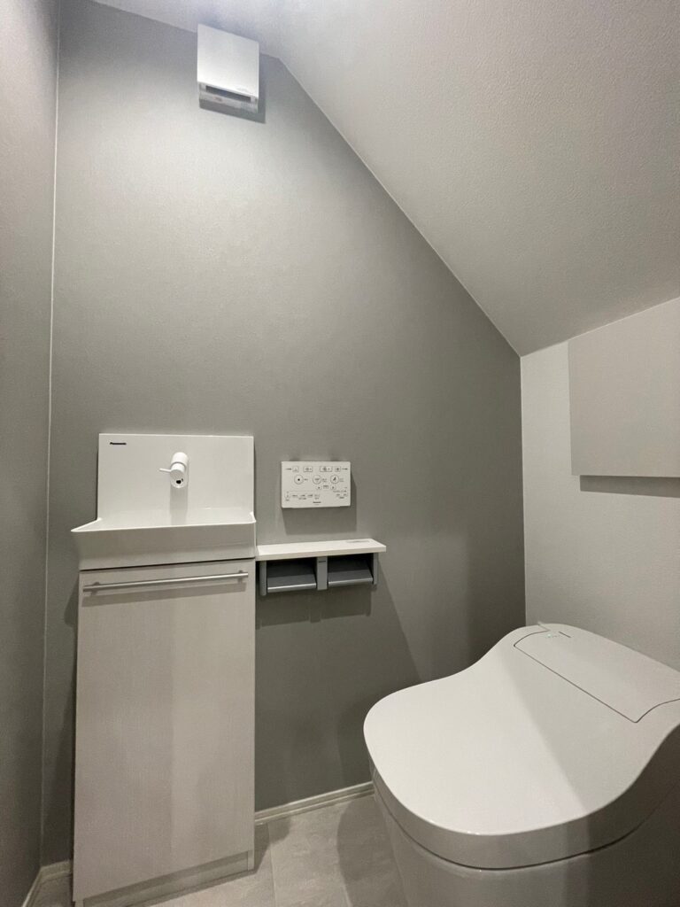 1階トイレはタンクレストイレを採用♪