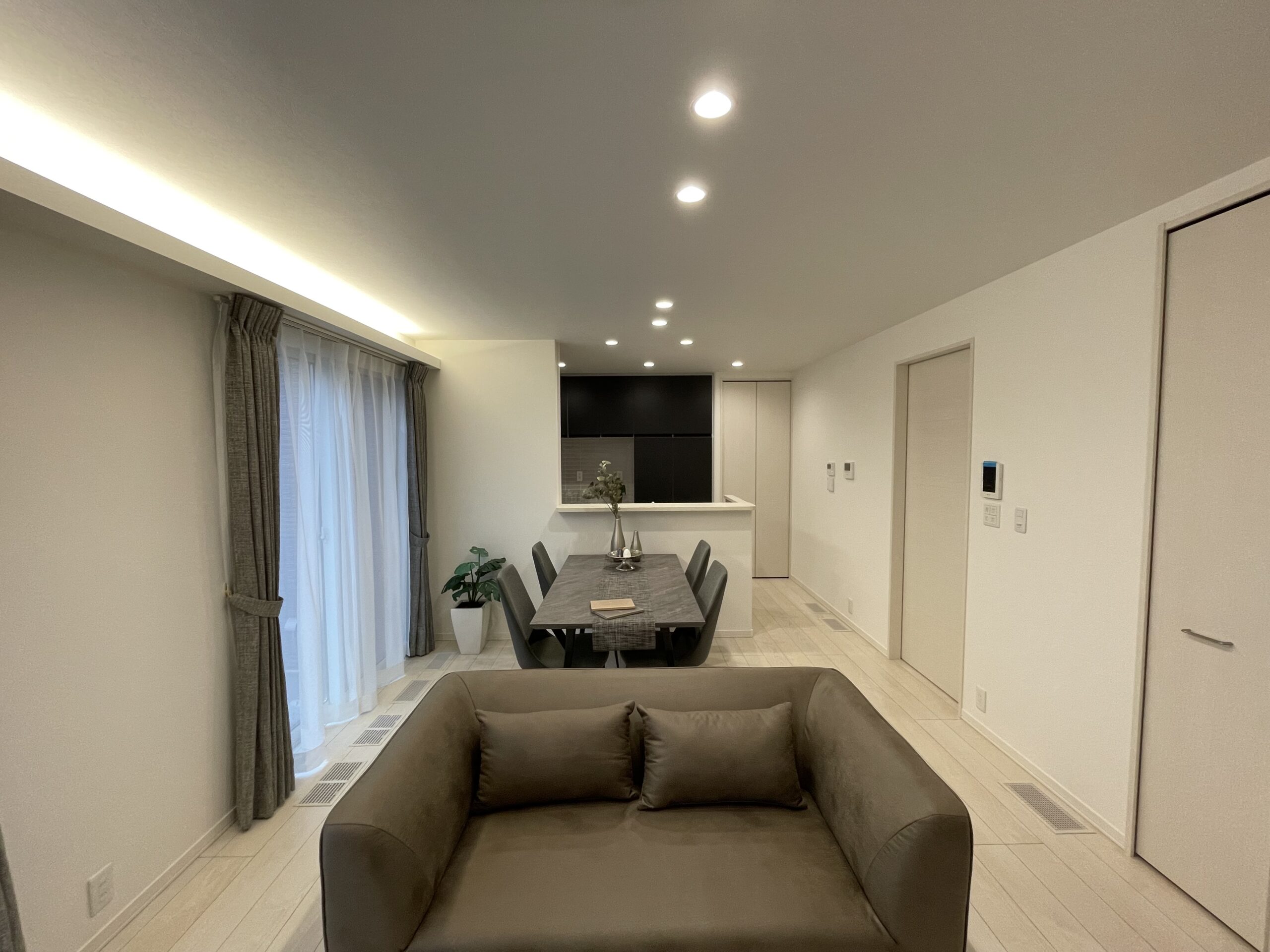 一体感のあるLDKでお庭には芝生がご覧頂けます！