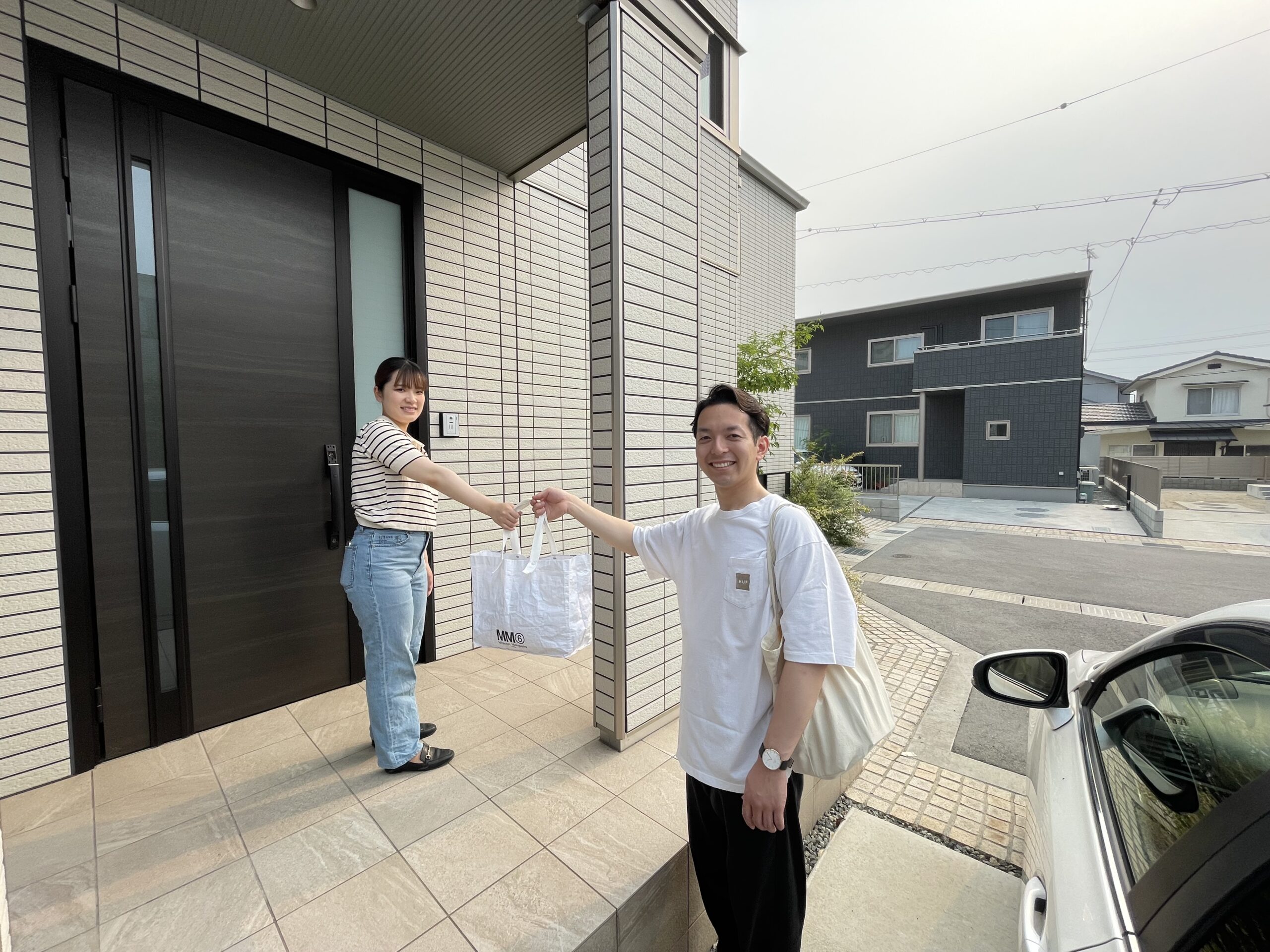 【外出時・帰宅時に雨に濡れずらい大型玄関ポーチ】