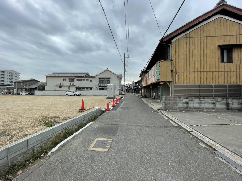 前面道路 (5号地)　東側約4ｍ