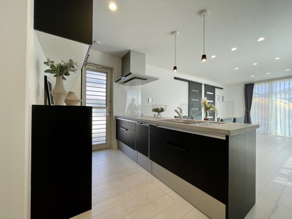 キッチンのブラックの扉材が統一感のある美しい空間をキープ。