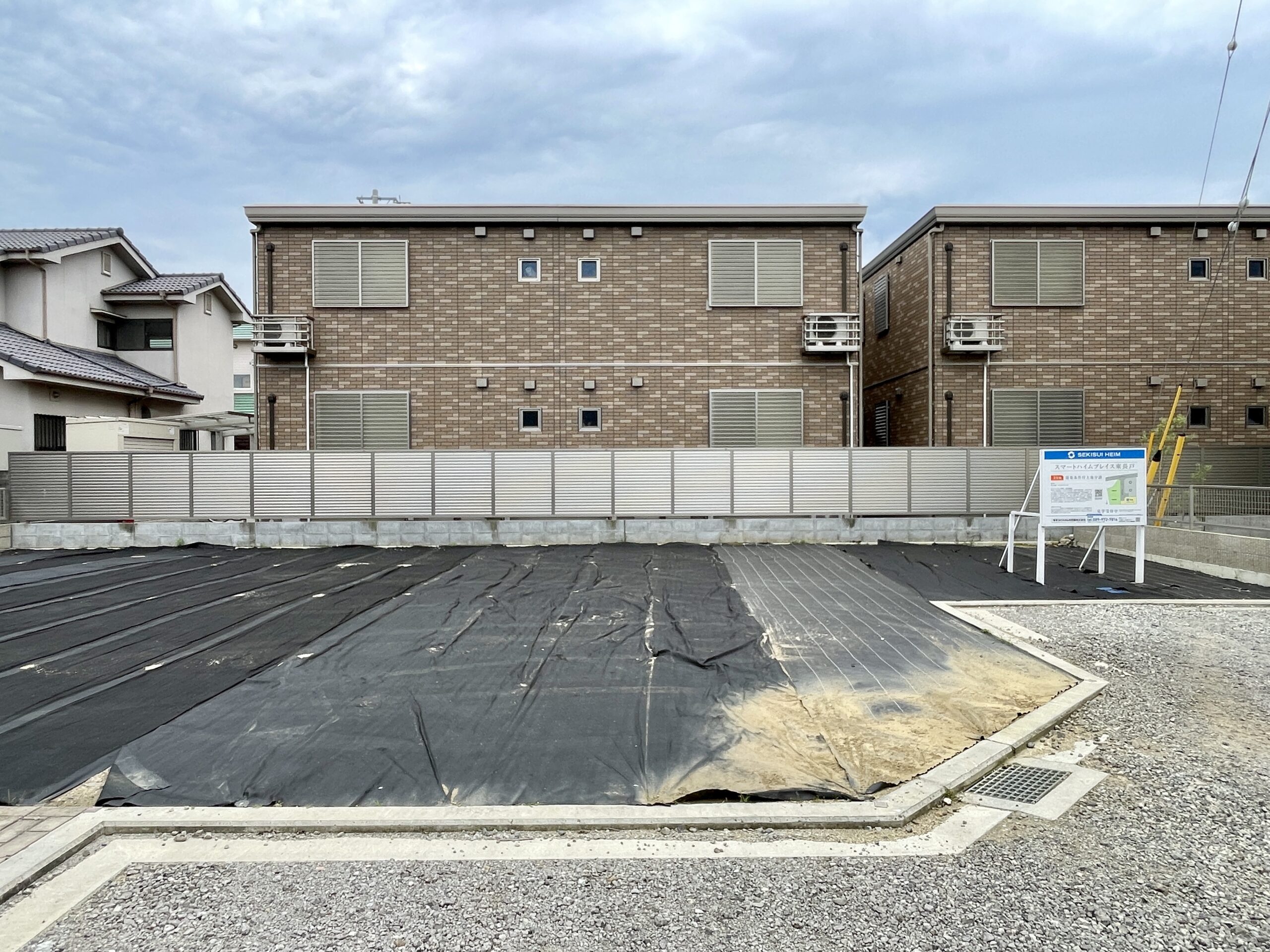 隣地アパートも弊社施工です。目線や日当りに配慮した設計です。