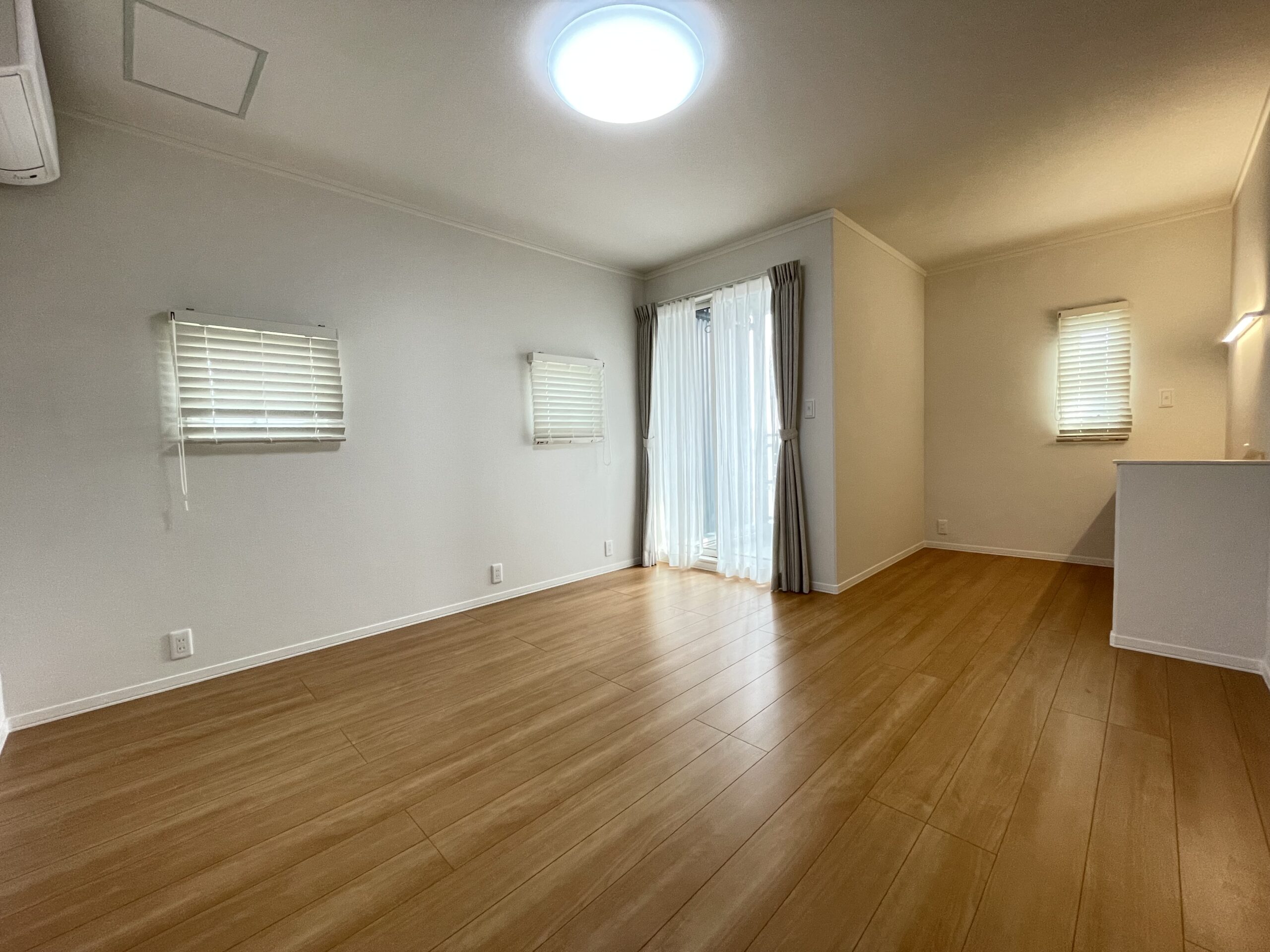 洋室よりも落ち着いた色の主寝室♪