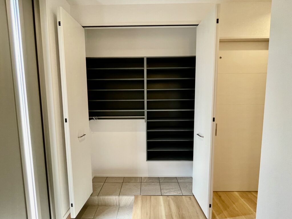 床がタイルですので靴の他に傘も収納可能です