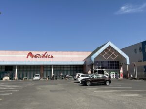 マルナカ高岡店　500ｍ～550ｍ（徒歩7分）　営業時間9：00～22：00　※最新の営業時間、年末年始、臨時休業日等々は店舗へお問合せください